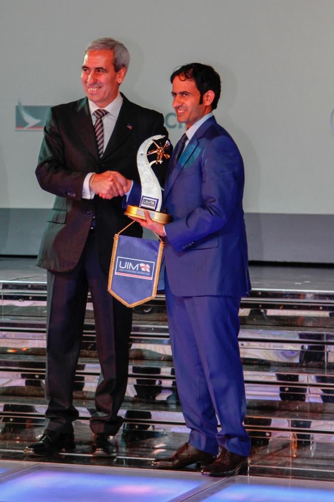 UIM President Dr Raffaele Chiulli presenting WPPA President, H.E Dr Saif Al Ketbi with the award © UIM Xcat Middle East Championships http://www.uimpowerboating.com/
